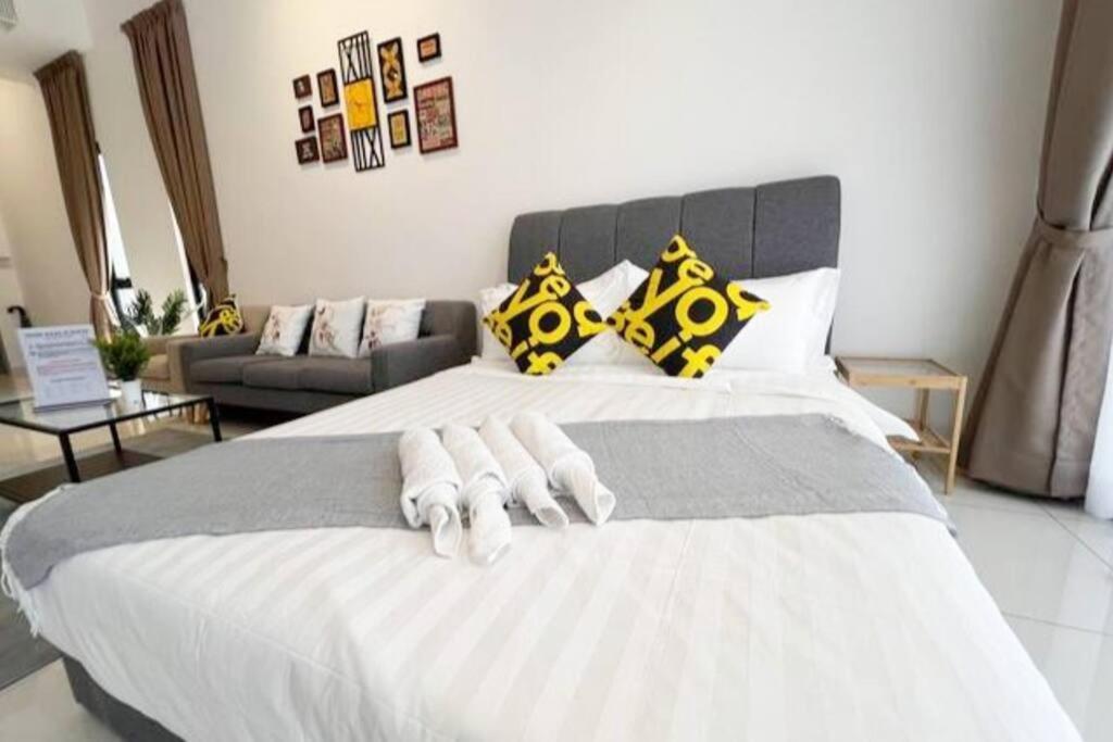 Karpal Singh Skypool 3 Car Park Family & Baby-friendly 10 Pax Luxury Apartment