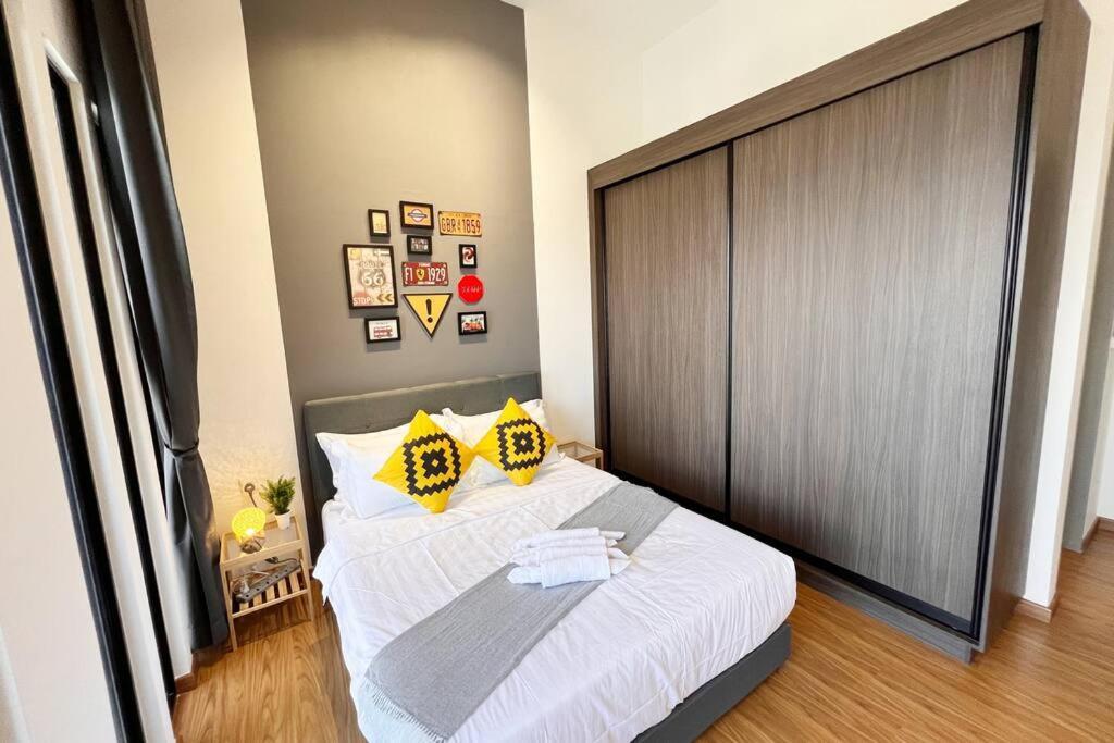 Karpal Singh Skypool 3 Car Park Family & Baby-friendly 10 Pax Luxury Apartment *