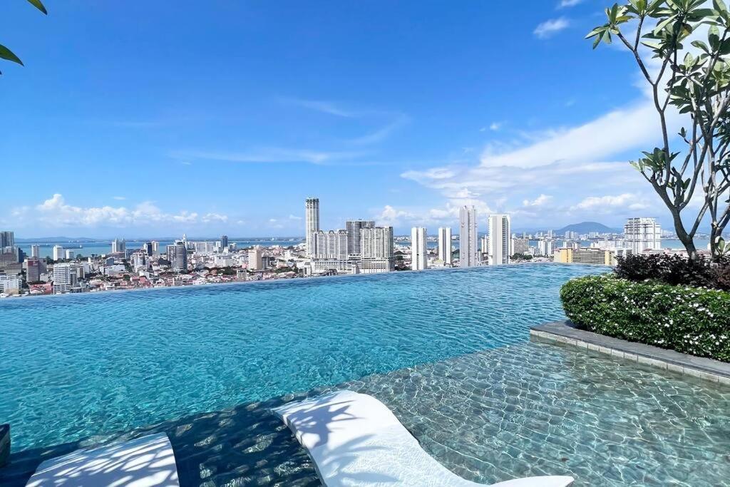 Karpal Singh Skypool 3 Car Park Family & Baby-friendly 10 Pax Luxury Apartment *