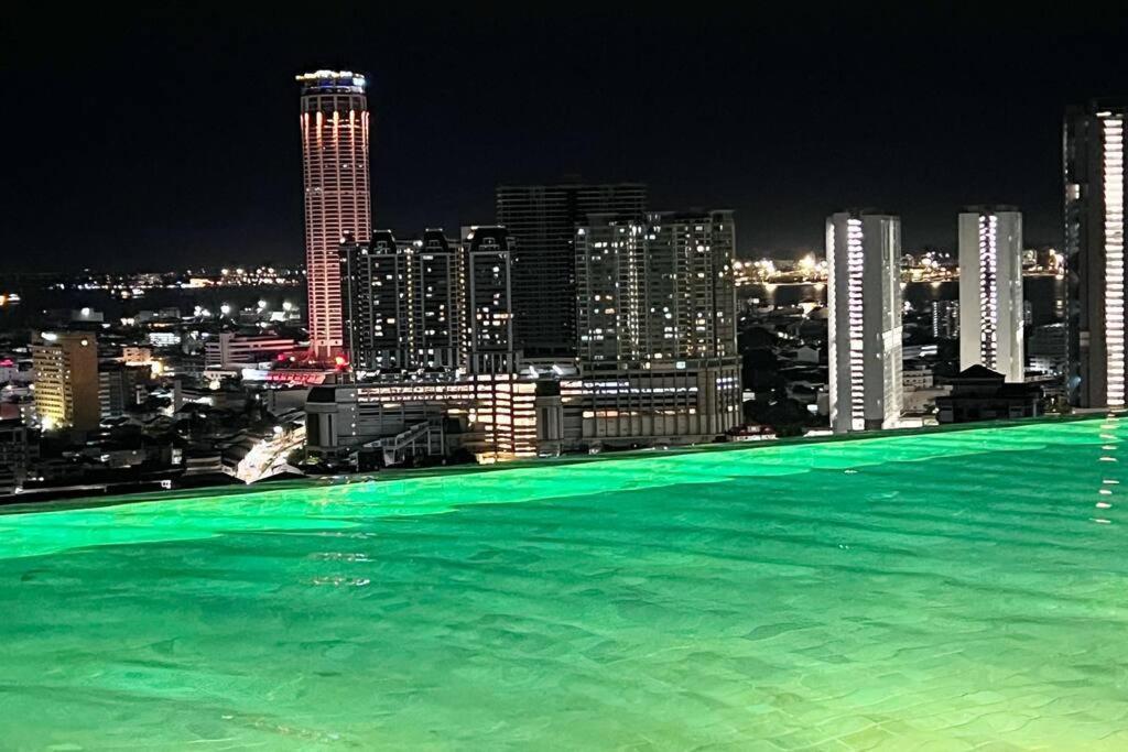 Karpal Singh Skypool 3 Car Park Family & Baby-friendly 10 Pax Luxury Apartment George Town