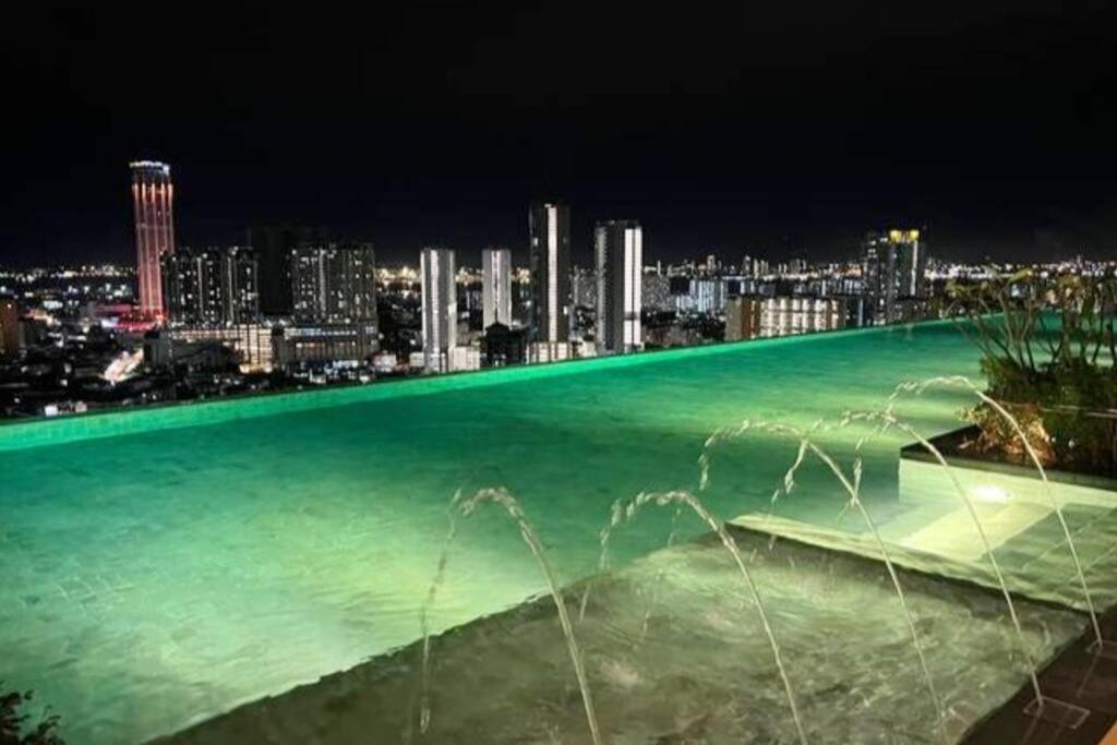 Karpal Singh Skypool 3 Car Park Family & Baby-friendly 10 Pax Luxury Apartment George Town